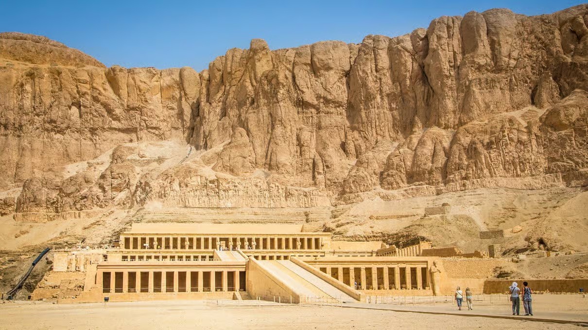 Luxor private tour with ancient temples, royal tombs and an Egyptologist guide exploring Egypt's historic city